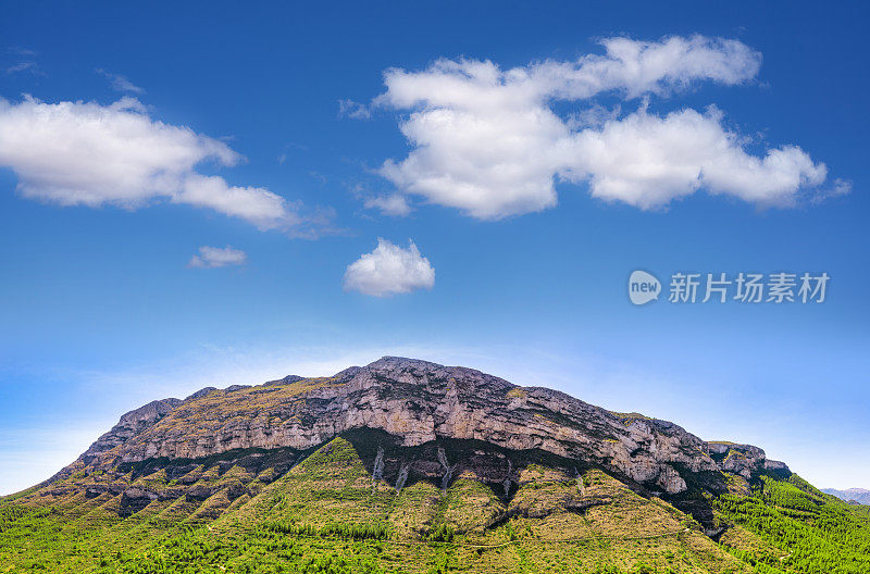 Denia Montgo山在阳光明媚的天空在西班牙阿利坎特